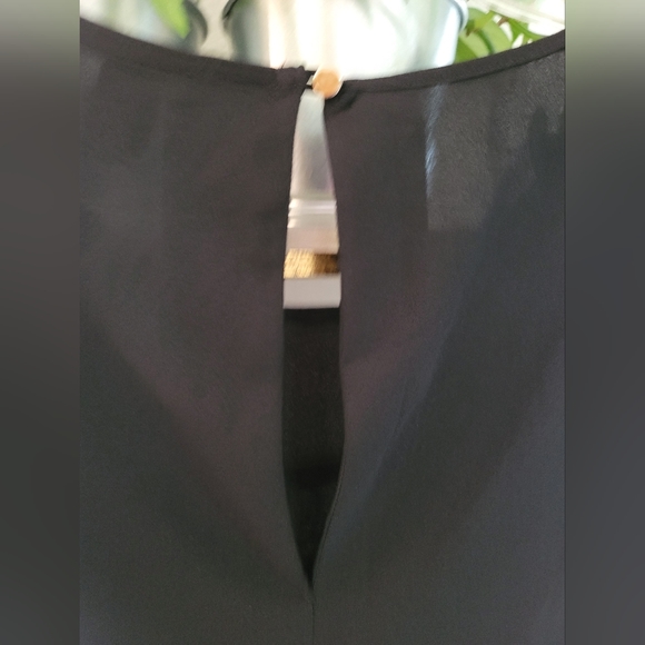 Forever 21 Black Chiffon Sleeveless Top with metal button detail Size Small - Picture 5 of 9